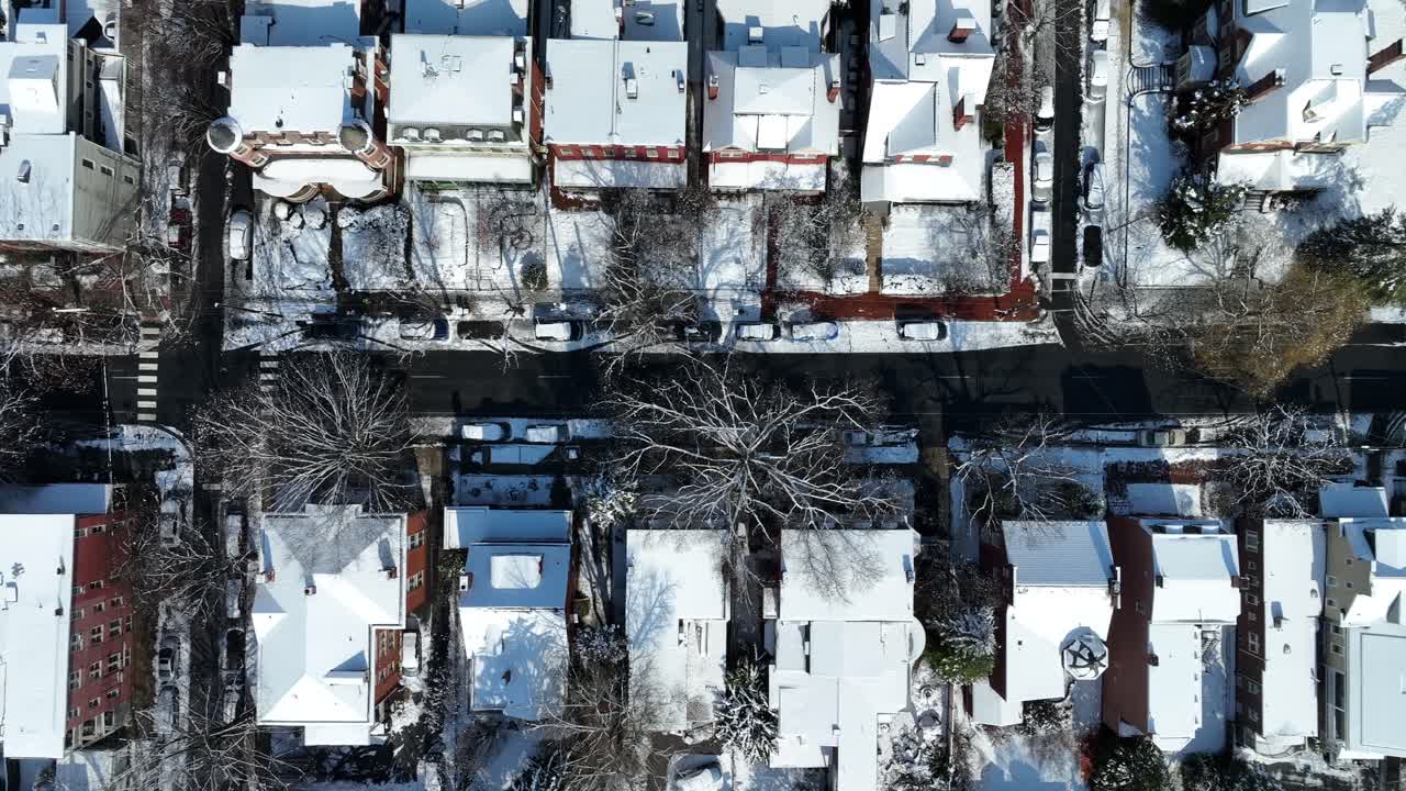집 들 과 벌거벗은 나무 들 이 줄지어 있는 눈 먼지 가 인 거리 의 새 눈 으로 볼 수 있는 모습