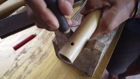 Hände-Des-Flötenbauers-Handwerkliche-Arbeiten-An-Bambusmusikinstrumenten,-Traditionelles-Kunsthandwerk-Auf-Bali,-Indonesien