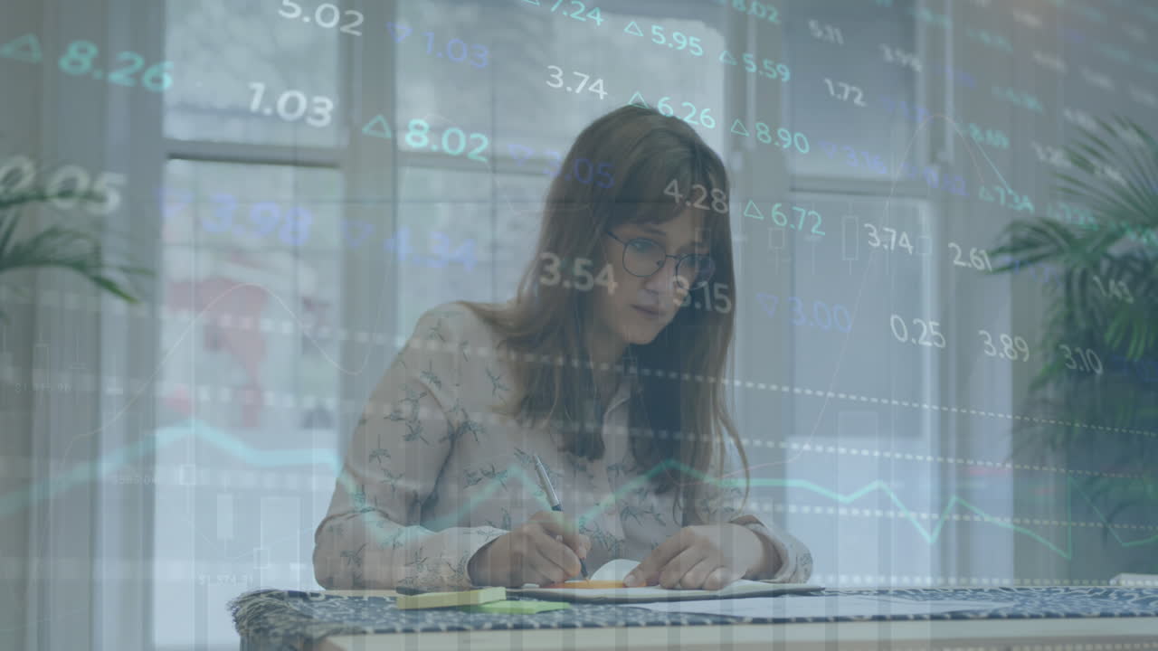 animación del procesamiento de datos del mercado de valores contra una mujer caucásica pensativa que toma notas en la oficina