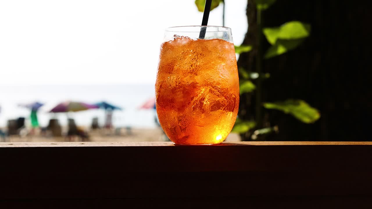 Bevanda rinfrescante gustata in riva al mare