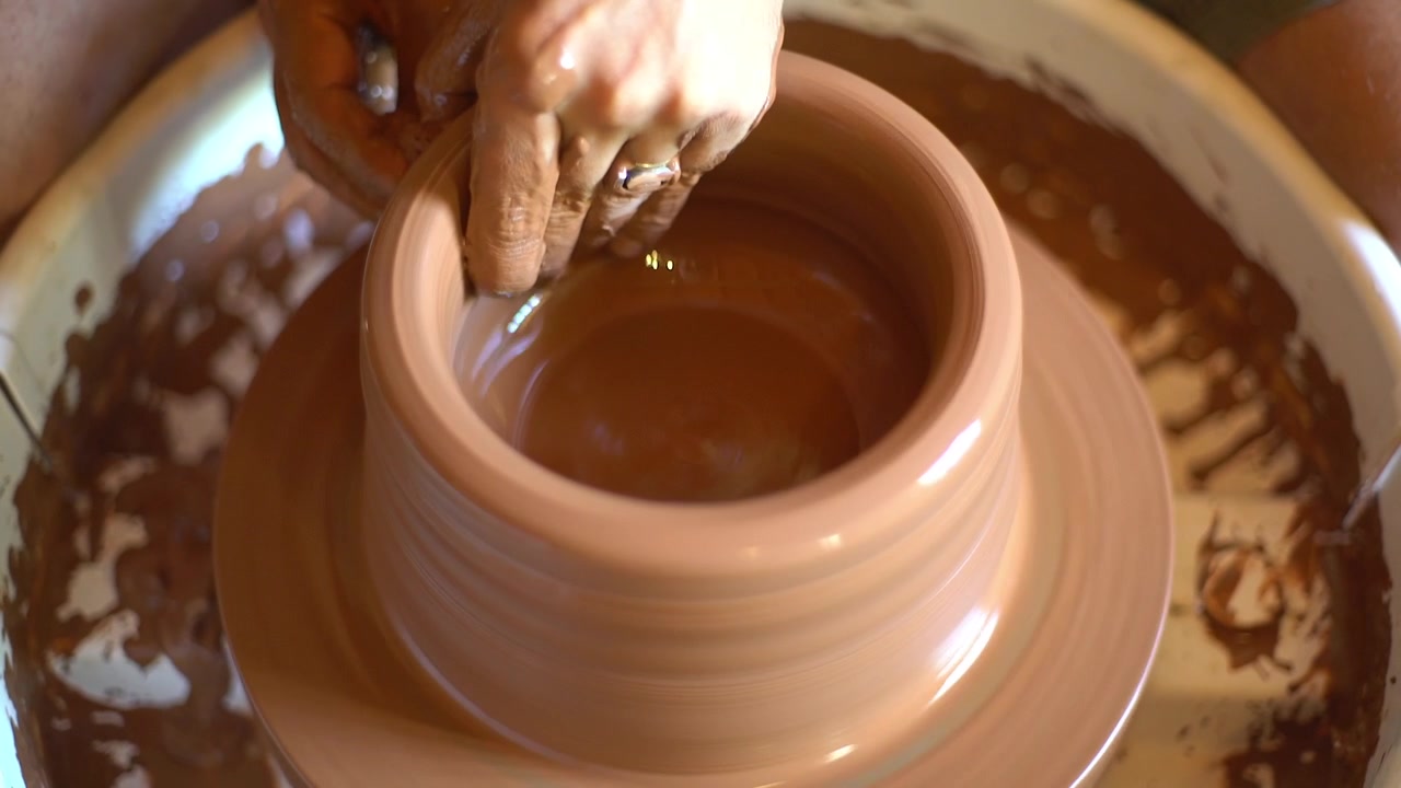 Vasaio che Modella un Vaso di Argilla su un Tornio da Vasaio Rotante