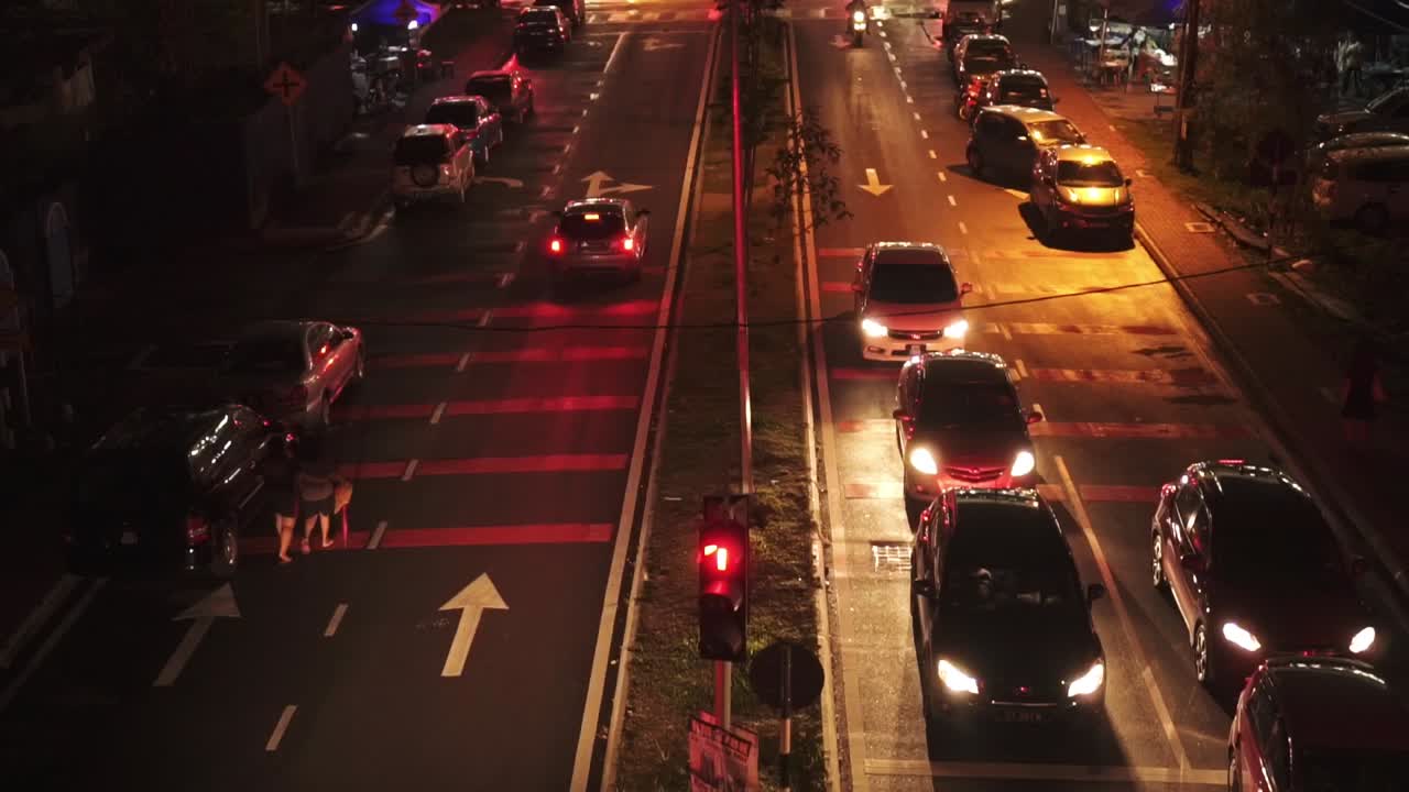 vista aérea del tráfico de la calle por la noche en la ciudad con semáforo que se vuelve verde a rojo