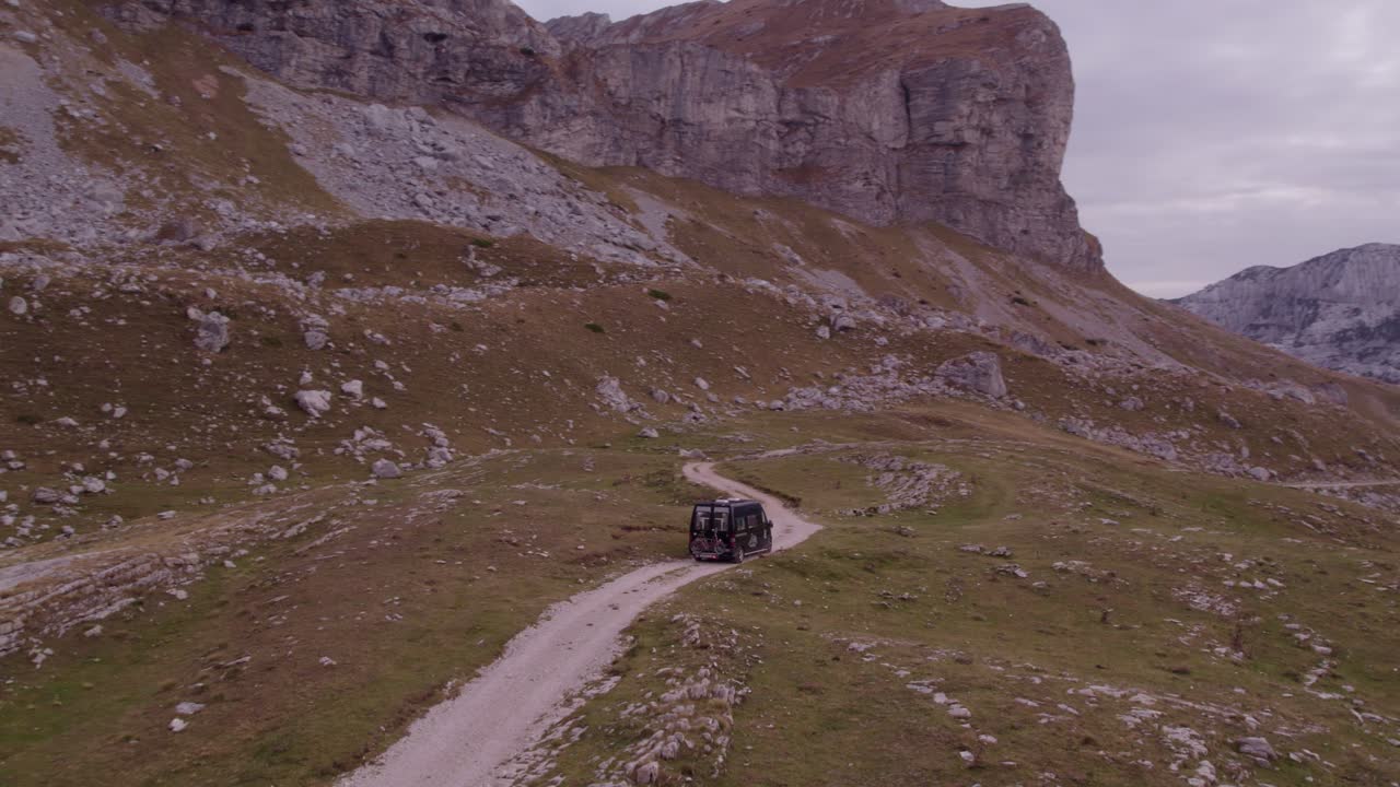 Paesaggio montano accidentato con camper nel Durmitor, Montenegro