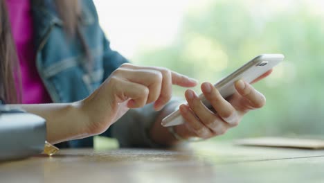 manos femeninas cercanas sosteniendo teléfonos inteligentes utilizando aplicaciones móviles, concepto de uso de la tecnología en la vida diaria compras en línea pago en línea