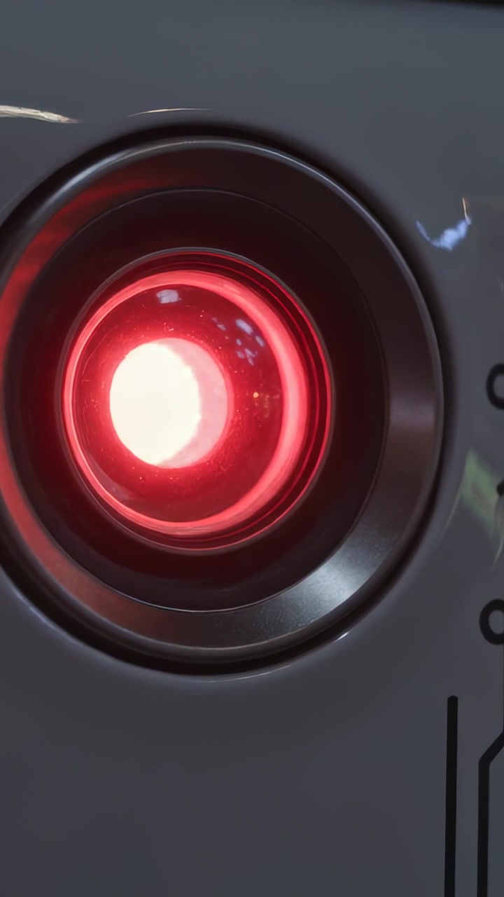 Video verticale: Lente LED luminosa che riceve un segnale, passando dal rosso al verde su un pannello di controllo