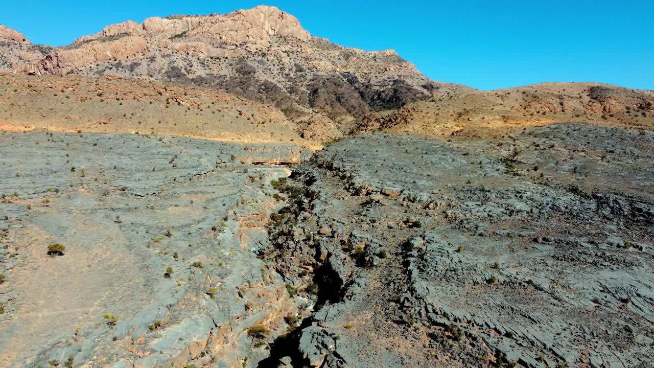 Soar above Jebel Shams, Oman's highest peak and "Grand Canyon of Arabia"! Stunning aerial views and hiking paradise. Watch now!