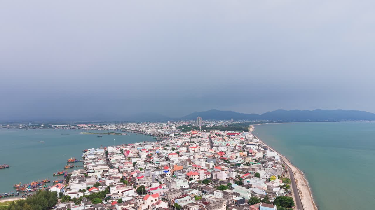Góc nghiêng từ trên không nhìn xuống làng chài và bến cảng trước cơn bão