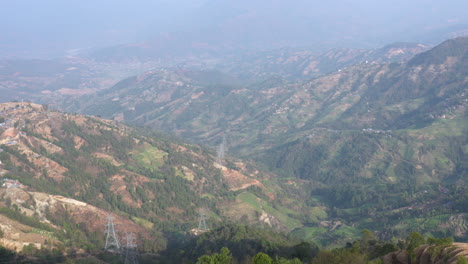 Ein-Schwenk-über-Die-Terrassierten-Hügel-In-Nepal-Mit-Häusern,-Die-über-Die-Hügel-Verstreut-Sind