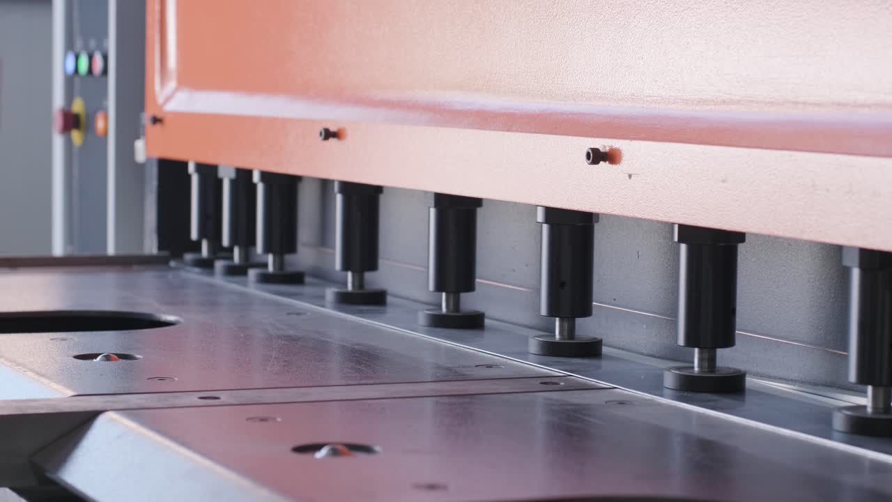 Máquina de corte a laser CNC industrial moderna