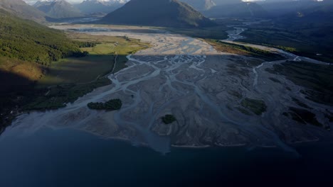 Increíble-Delta-Del-Río-Que-Baja-De-Las-Montañas-Cubiertas-De-Nieve-En-Glenorchy,-Nueva-Zelanda