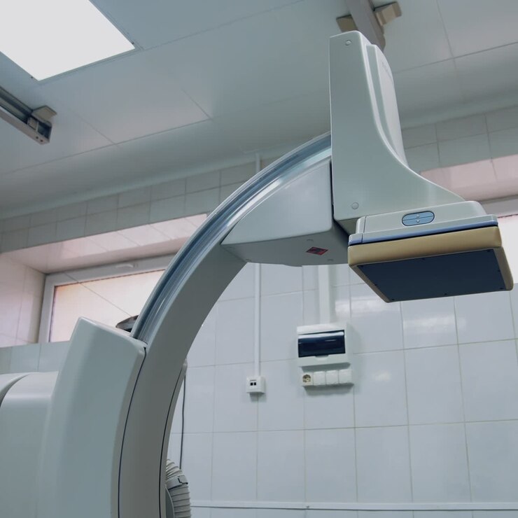 Attrezzatura chirurgica. Moderna tecnologia medica nella sala operatoria vuota dell'ospedale. Medicina moderna.