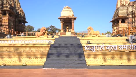 Escenario-Del-Festival-De-Danza-De-Khajuraho-En-Vista-Amplia-De-Khajuraho