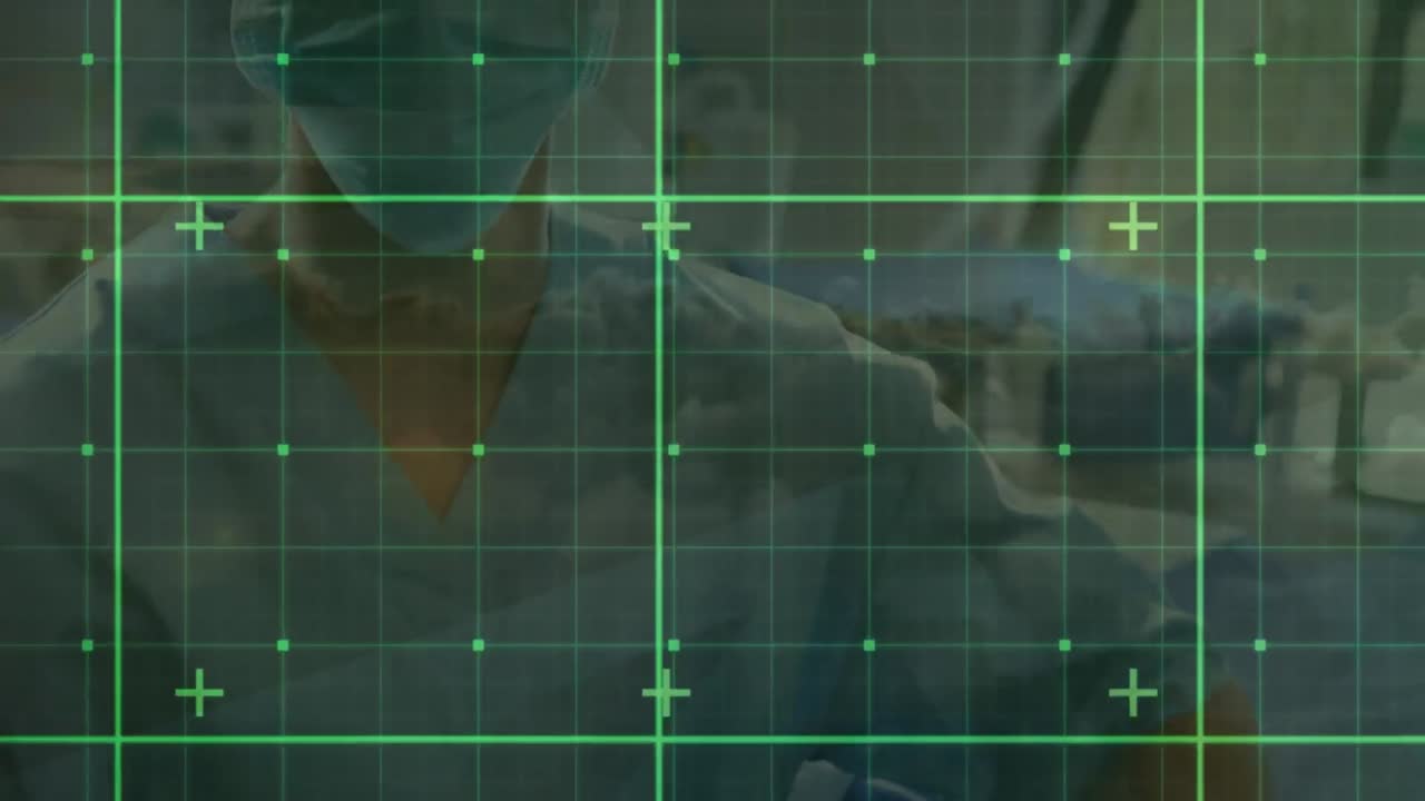 얼굴 마스크를 쓰고 구름이 가득한 하늘을 가리키는 백인 여성 의사 위의 데이터 처리 애니메이션