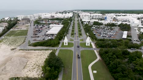 Blick-Nach-Westen-Auf-Den-östlichen-Eingang-Der-Strandstadt-Alys-Mit-Aktivem-Transit,-Links-Das-Meer-Und-Rechts-Die-Land--Und-Waldseite