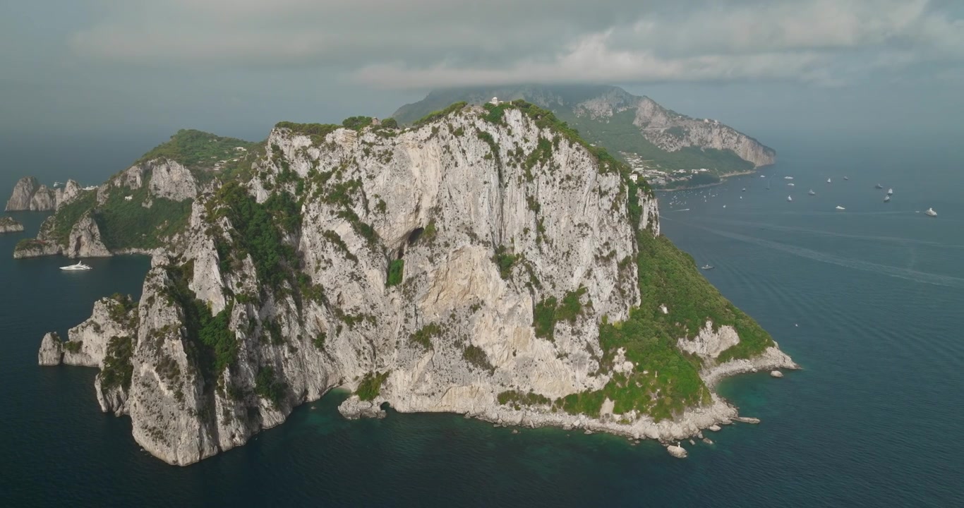 Vista panoramica della scogliera sull'isola di Capri, Italia.