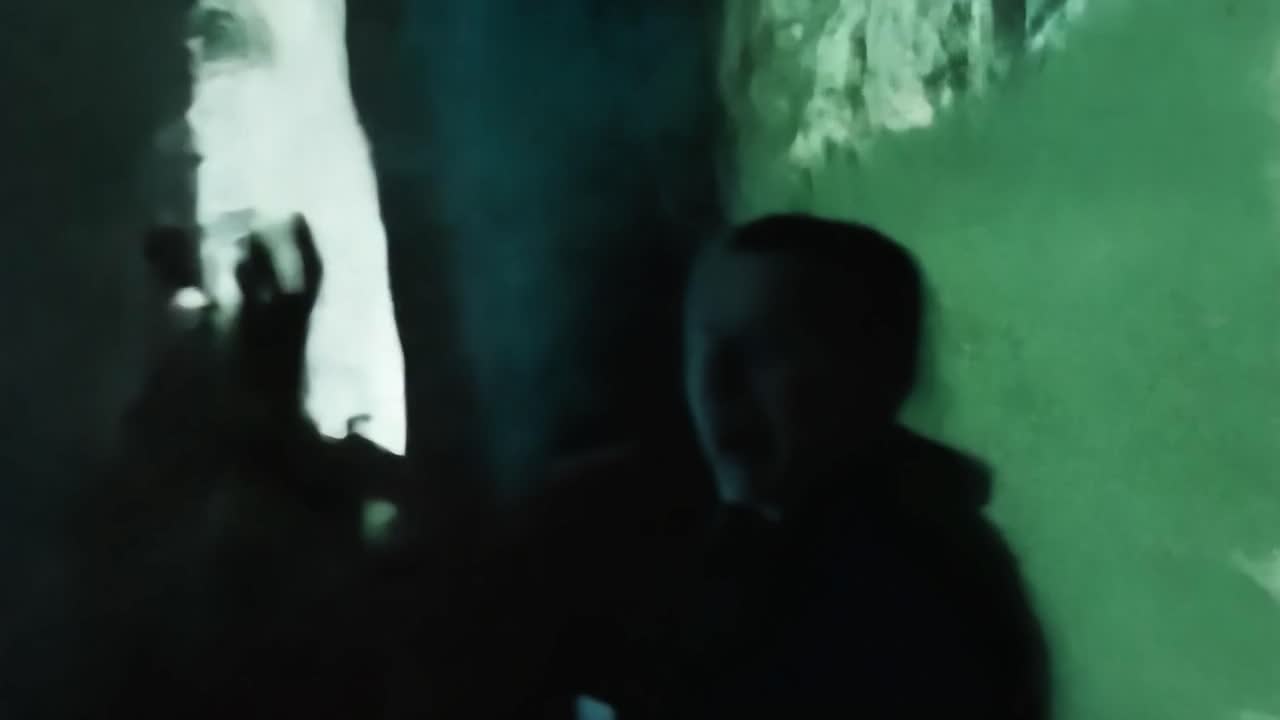 explorando una cueva oscura con luz verde