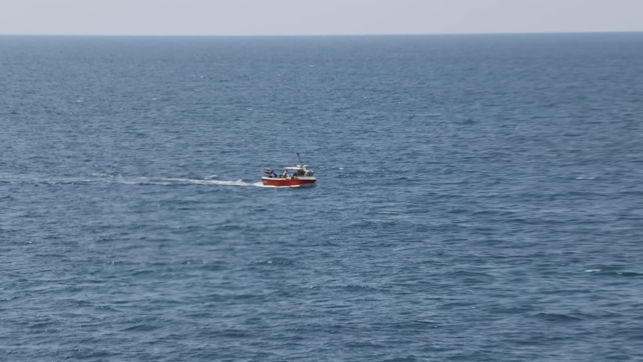 작은 빨간색  ⁇ 시 보트가 뉴 ⁇  항구로 들어가서 배를 내리기 위해 손으로 촬영