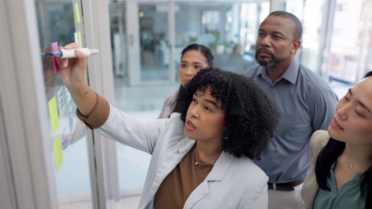 Pessoas de negócios, trabalho em equipe ou mulher escrevendo