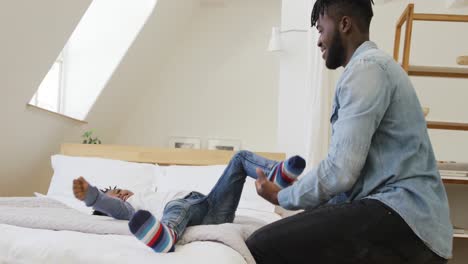 padre e hijo en casa