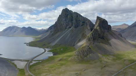 el fundador disparó a la montaña eystrahorn en verano, panorámico aéreo panorámico.