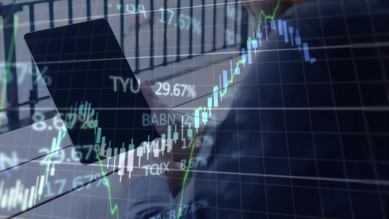 Vertikal video: Voksen mann trykker på nettbrett, overlegg viser diagrammer som stiger og faller for å spore markeder