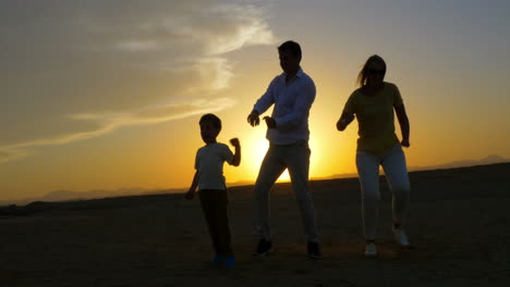 Familia-Feliz-Bailando-En-La-Playa