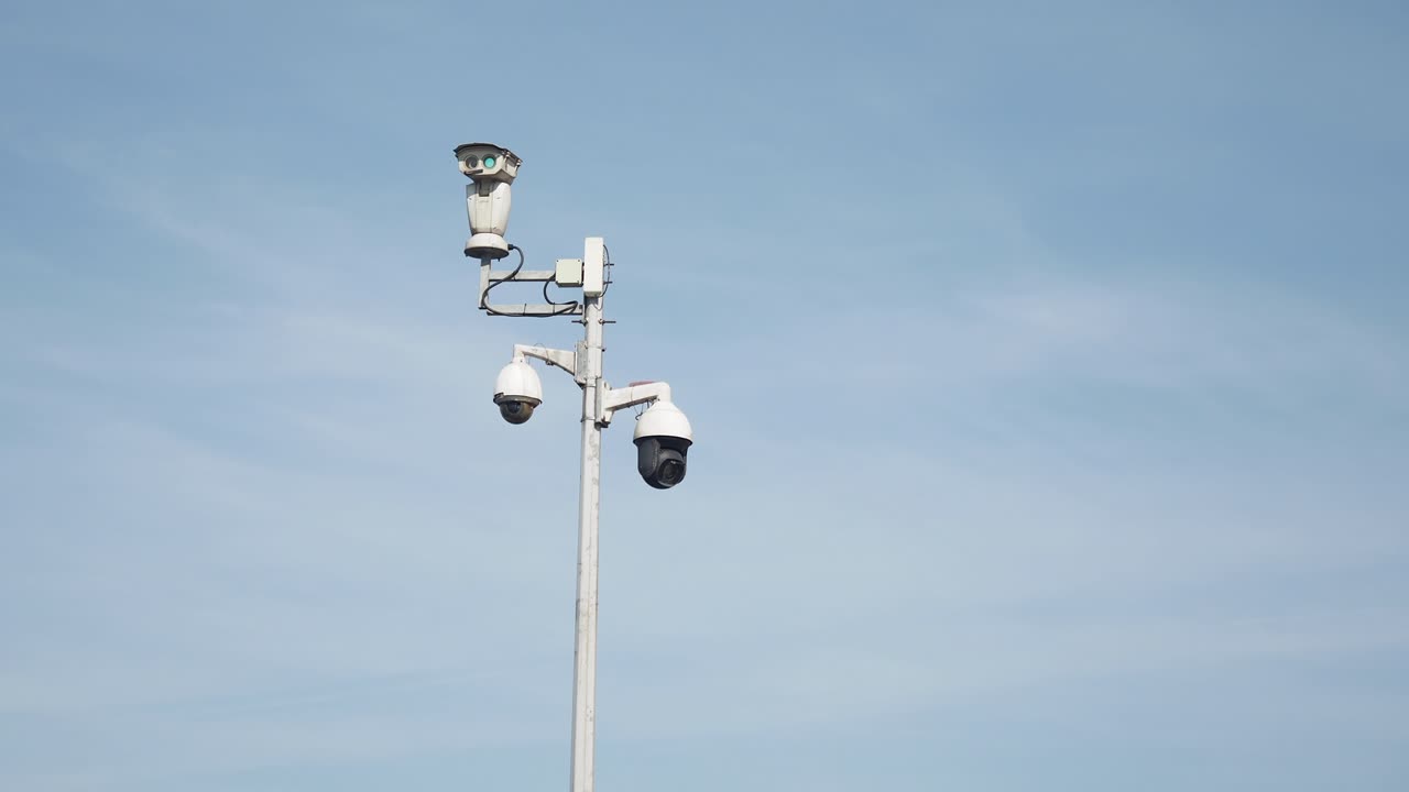 cámaras de seguridad montadas en un poste