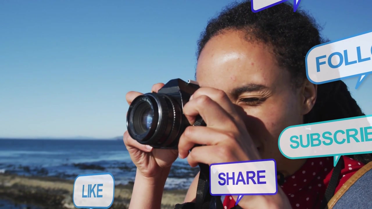 Kvindelig fotograf indrammer kystlinjen med et DSLR-kamera, trykker på udløseren og tegner sociale medie-bobler over ansigtet