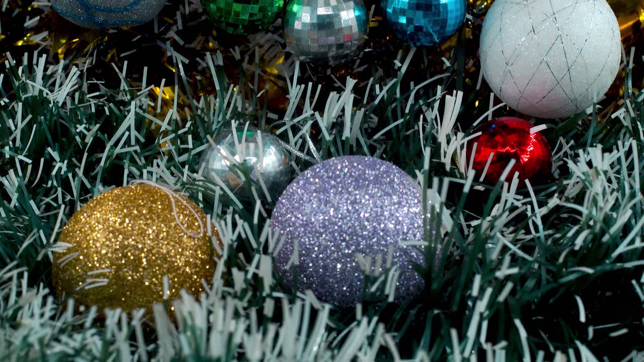 decoración de navidad, coloridos adornos colgantes, colores azul verde blanco oro, año nuevo decorado, luces brillantes, cine de primer plano inclinar hacia abajo video 4k