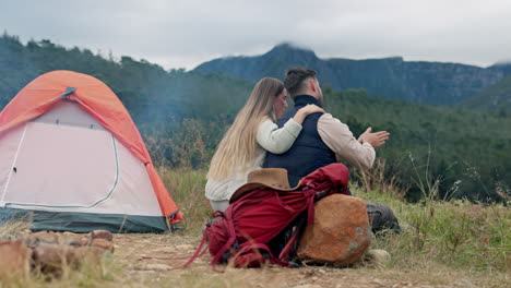 Reden,-Umarmen-Und-Ein-Paar-Campingtouren-In-Der-Natur