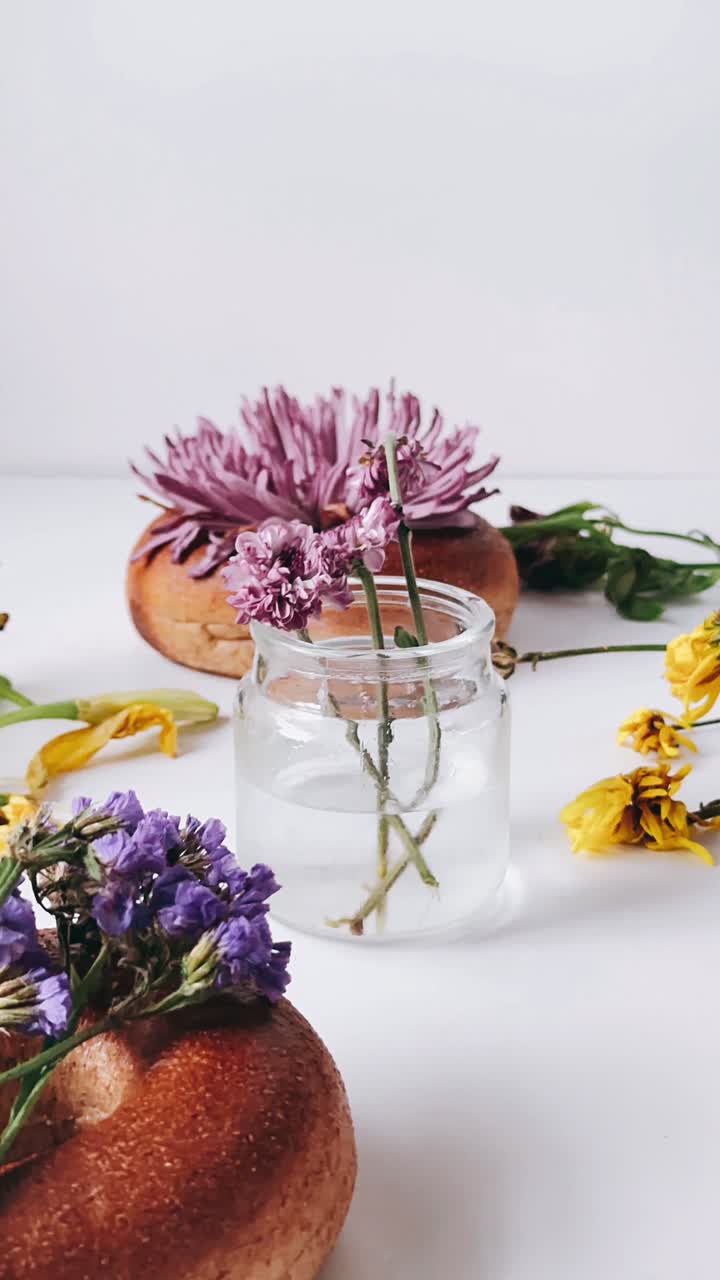 vida muerta con flores y rosquillas