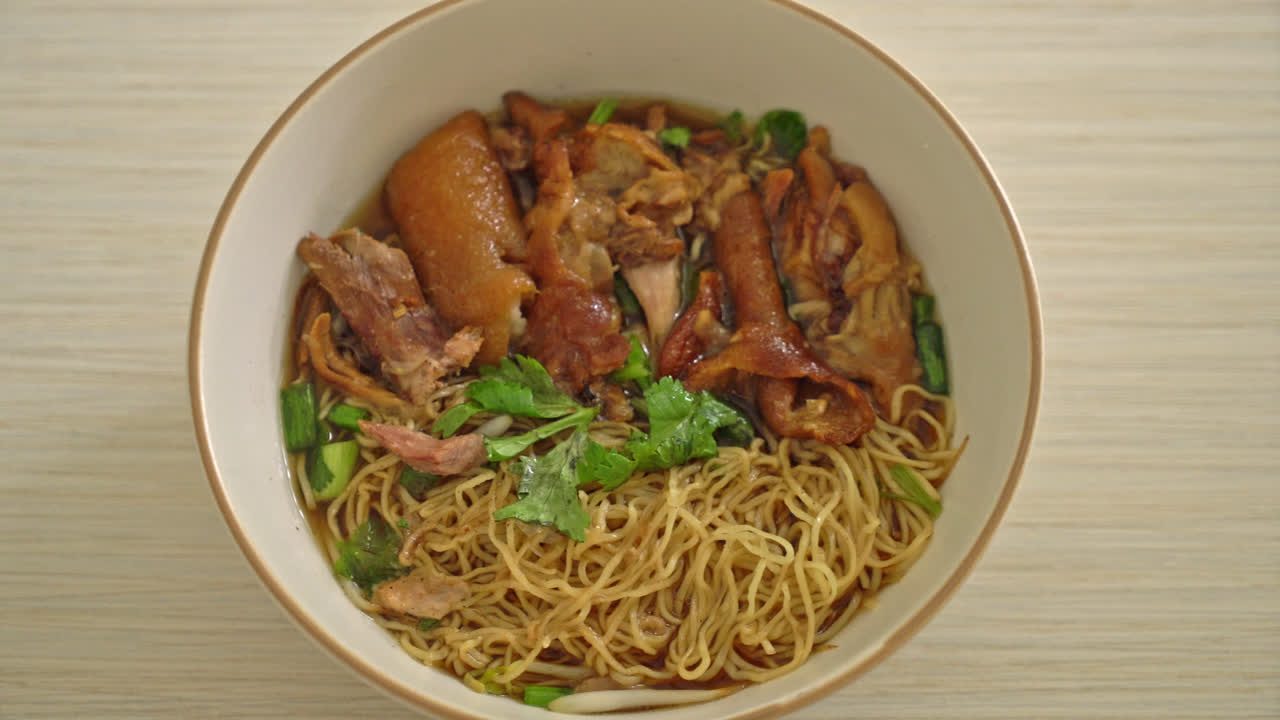 fideos de pierna de cerdo guisados en sopa marrón