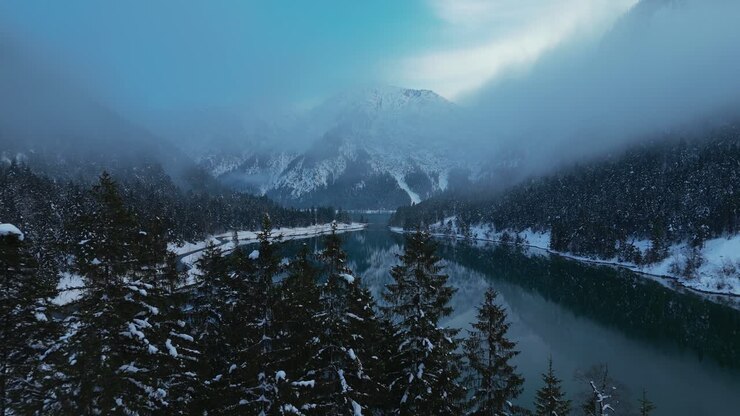 Lago Plansee in Austria in inverno con la neve.