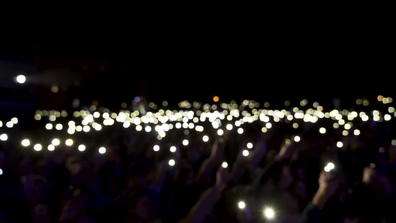 multitud de conciertos con luces móviles