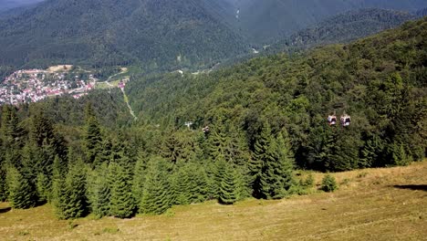 teleférico con pueblo de montaña al fondo