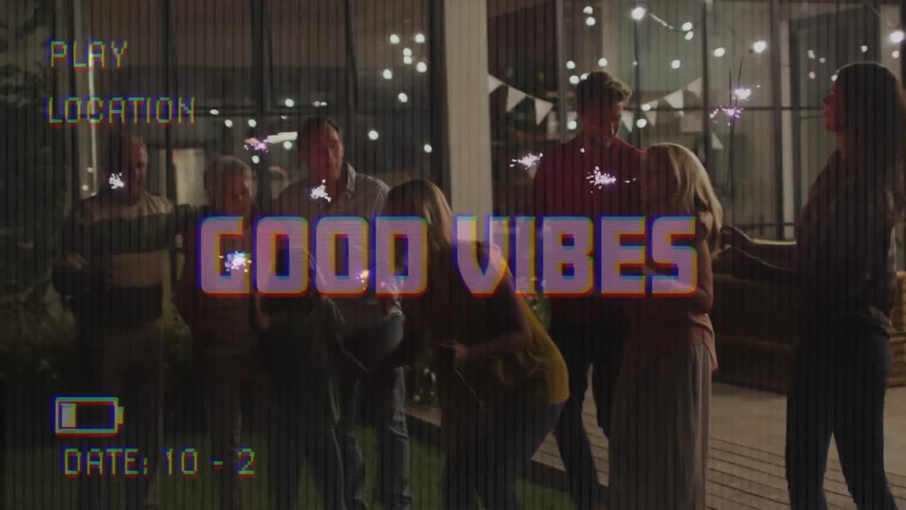 Animazione della scritta "good vibes" sullo schermo di una videocamera con interfaccia digitale, amici e stelle filanti