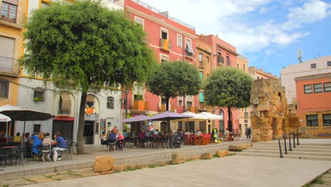 Cámara-Panorámica-Sobre-El-Centro-Histórico-En-La-Plaza-Principal-Del-Casco-Antiguo-De-Tarragona-En-Cataluña-En-Una-Sesión-De-4k