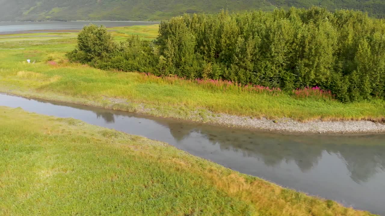 4k drone video af mineral creek i valdez ak under en solrig sommerdag