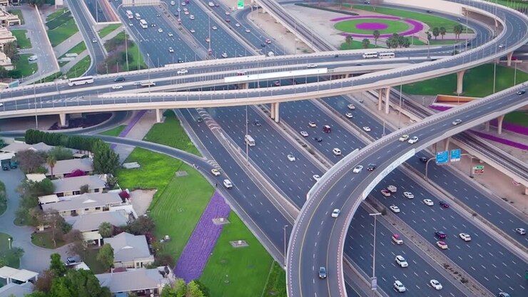 Vue aérienne d'un échangeur autoroutier en ville