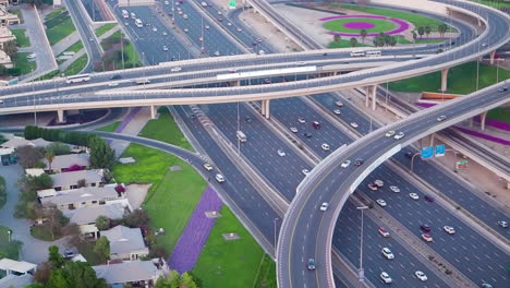 luchtbeeld van een snelwegkruising in een stad