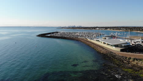 vuelo de drones sobre la costa y el puerto deportivo de sandringham en melbourne