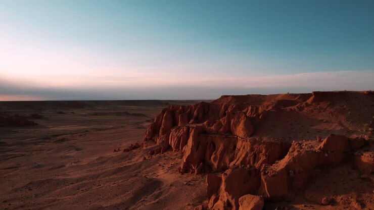 Veduta aerea delle Scogliere Fiammanti nel deserto del Gobi in Mongolia al tramonto