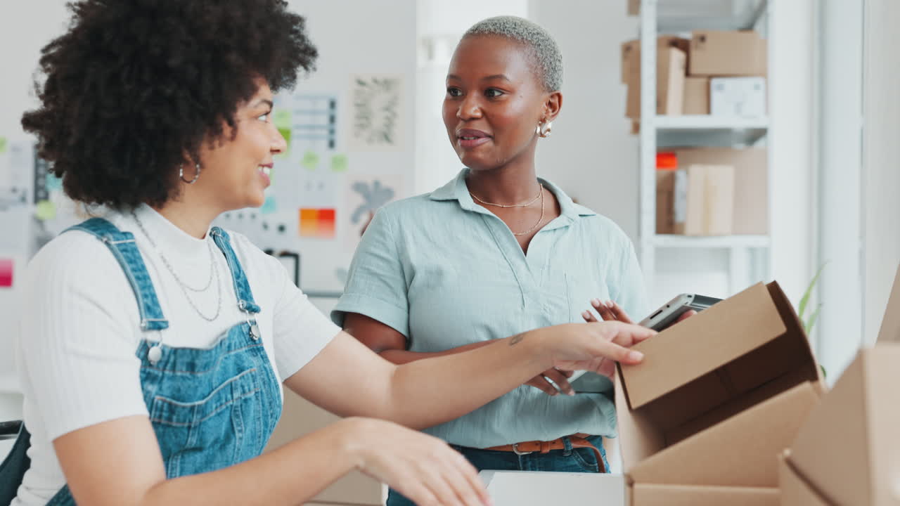 mujeres, tabletas digitales y cajas de envío de comercio electrónico