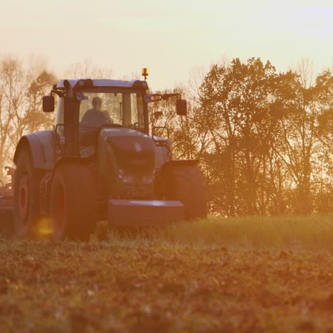 tractor ara a través del suelo 11