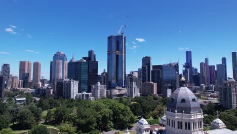 melbourne revelando la bandera australiana en la cúpula del edificio real de exposiciones