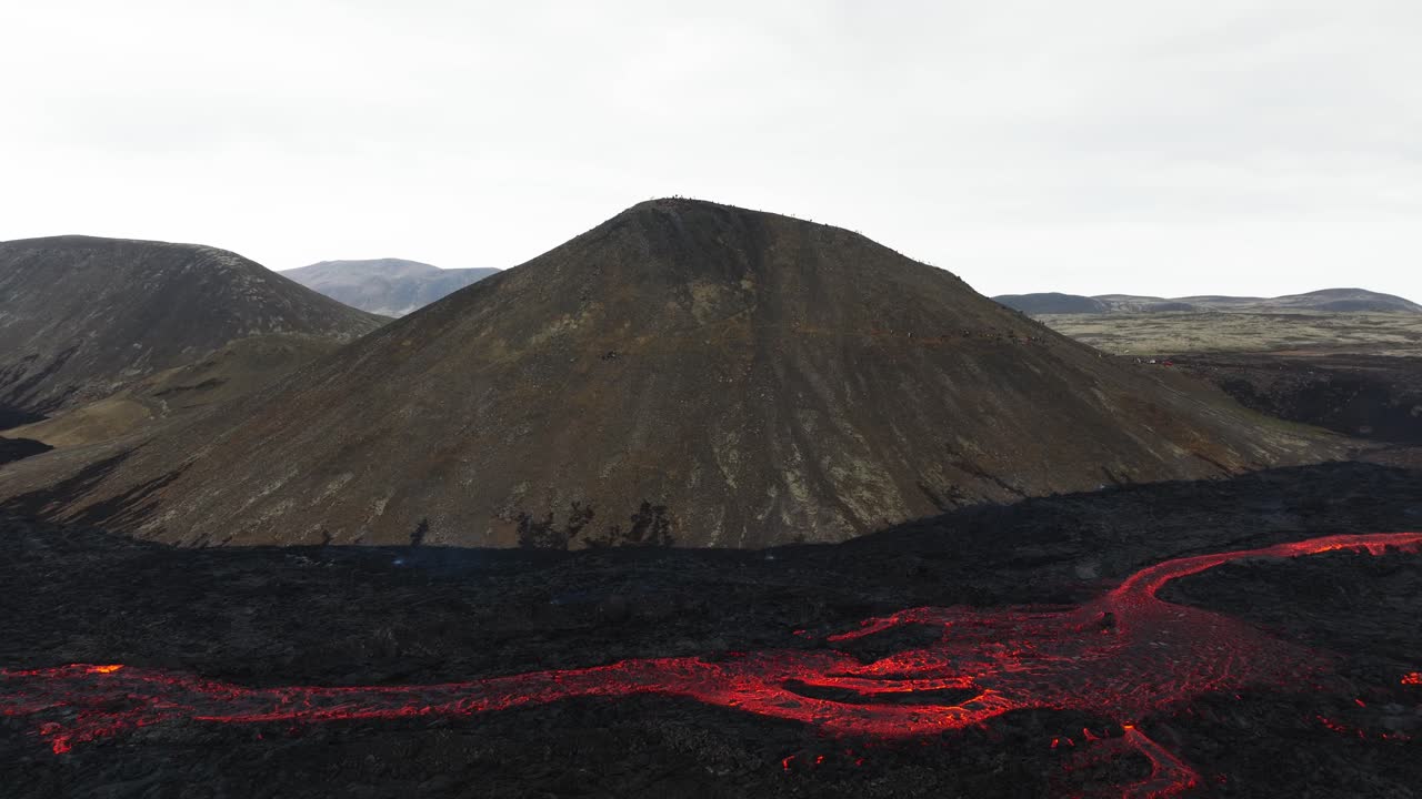 paisagem aérea sobre uma corrente de lava proveniente das erupções vulcânicas em litli-hrutur, na islândia, com fumaça subindo