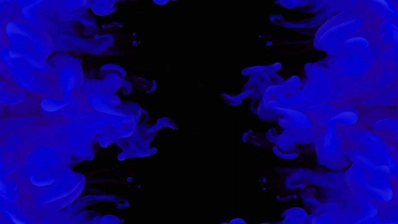 Inchiostro blu che si diffonde nell'acqua su sfondo nero