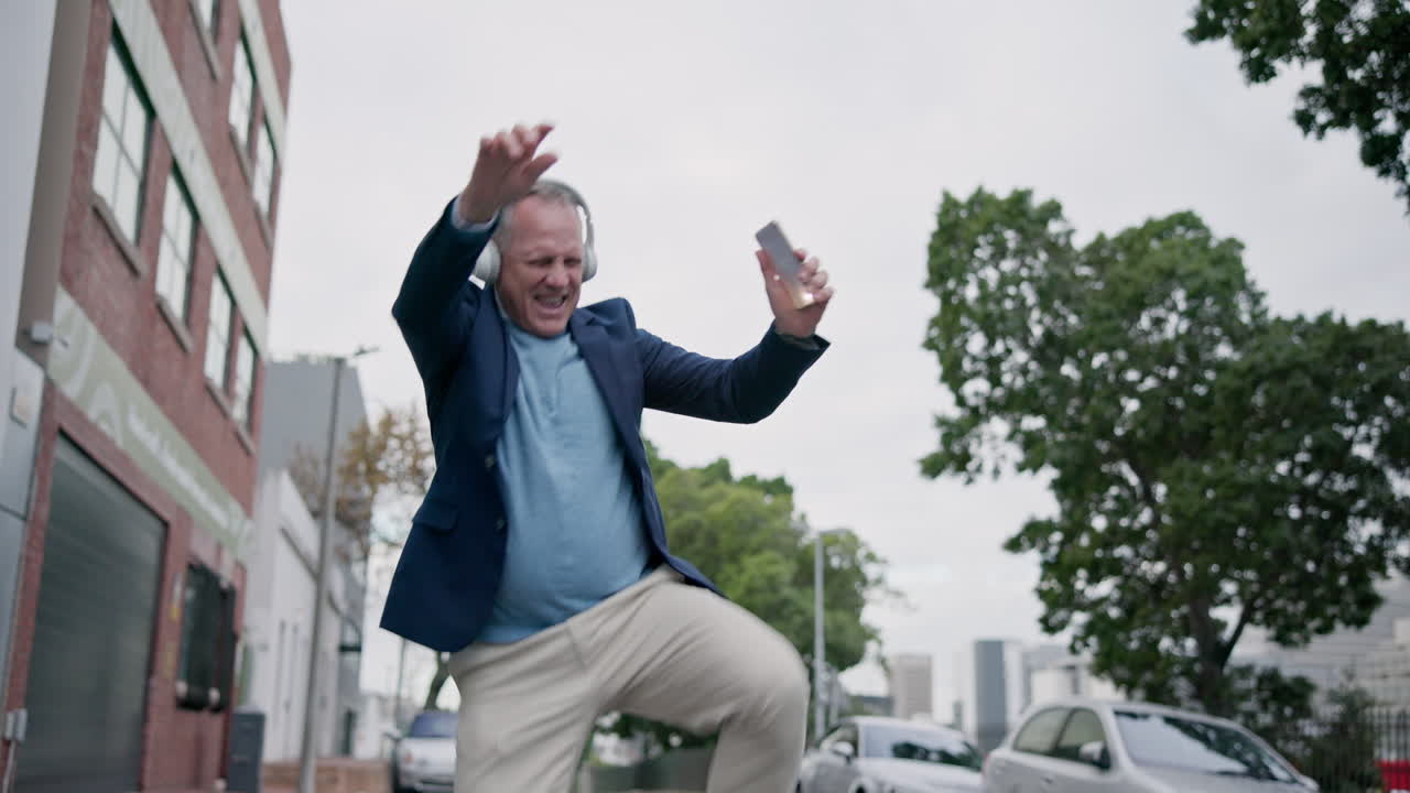 negocios, la calle y el hombre con auriculares
