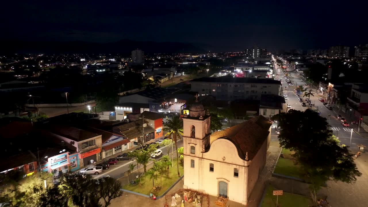 Igreja Iluminada em Itanhaém, São Paulo, Brasil. Cena Religiosa. Paisagem Urbana Central. Cidade Iluminada. Igreja Iluminada em Itanhaém, São Paulo, Brasil. Paisagem da Igreja