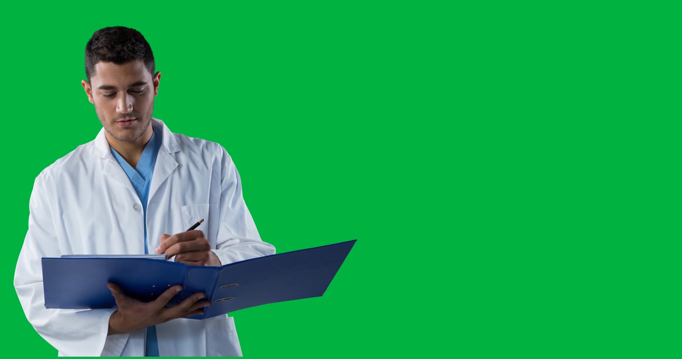 Medico caucasico che scrive in una cartella clinica su sfondo trasparente con spazio per il testo.